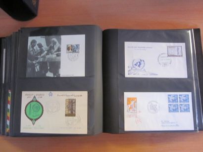 Quatre cartons avec 18 classeurs (contenance...