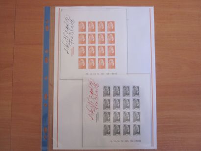 Une pochette avec des feuilles d'exposition...