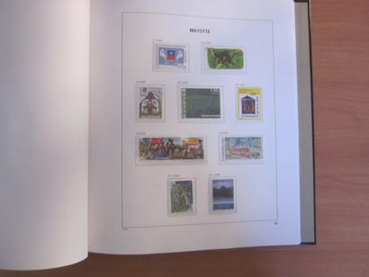Un album DAVO avec étuis (bon état), un de...