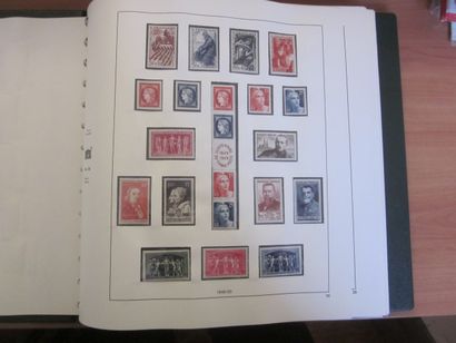 Un carton avec 2 albums SAFE avec étui (bon...