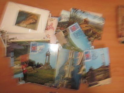 Un carton avec des CP modernes et des reproductions....