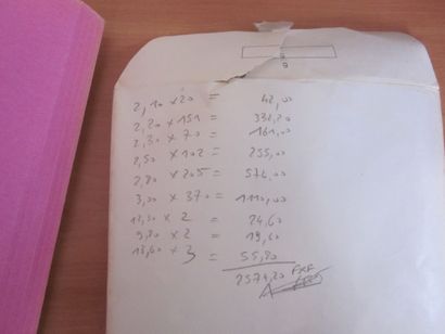 Une pochette avec des carnets et des blocs...
