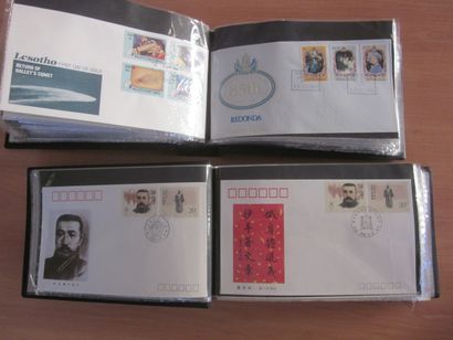Deux cartons avec 19 classeurs (contenance...