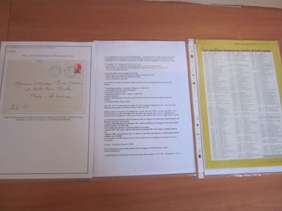 Deux pochettes, l'une avec des gravures émises...