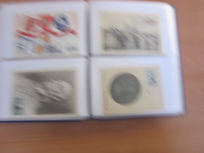 Deux cartons avec 13 classeurs de premiers...