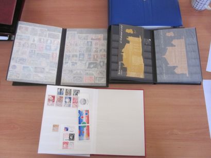 Un carton avec 10 classeurs de TP dont France...