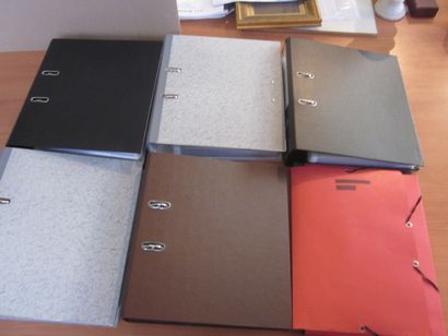 Un carton avec 5 classeurs et une pochette...