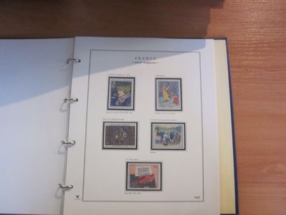 Un carton avec un ensemble de 5 collections...