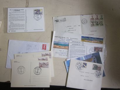 Deux cartons avec des premiers jours et des...