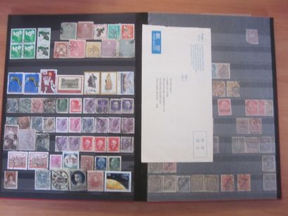 Un carton avec 11 classeurs ou albums avec...
