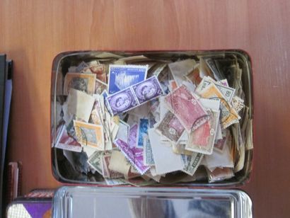 Une boîte avec un vrac de TP divers pays....