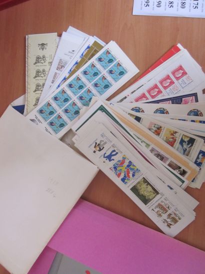 Une pochette avec des carnets et des blocs...