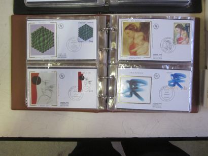 Un carton avec 2 classeurs et un vrac d'enveloppes...