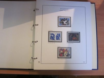 Un carton avec un ensemble de 5 collections...