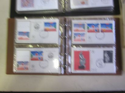 Un carton avec 2 classeurs et un vrac d'enveloppes...