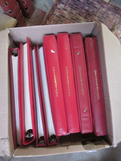 Deux cartons avec des premiers jours et des...