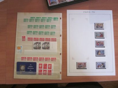 Un carton avec 5 classeurs et une pochette...