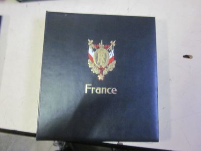 Une caisse avec des classeurs et albums vides...
