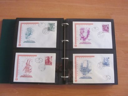 Quatre cartons avec 30 classeurs (contenance...