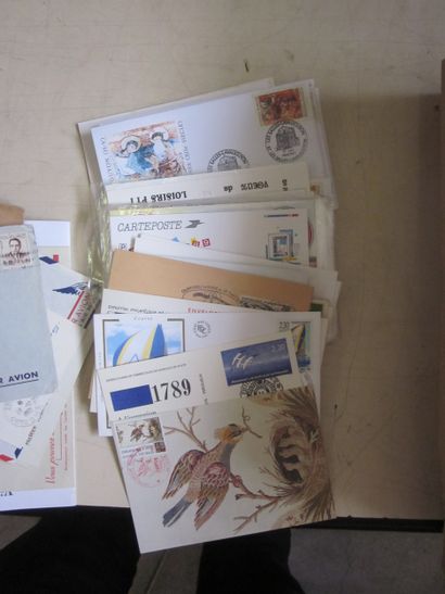 Deux cartons avec des premiers jours et des...