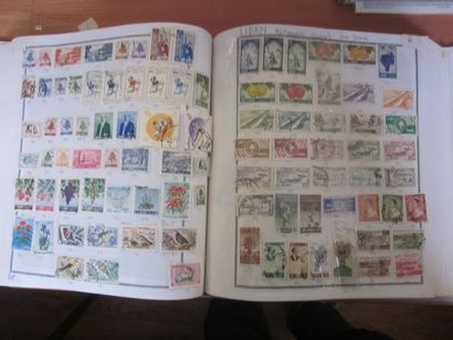 Un carton avec un album de TP des colonies...