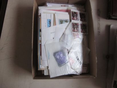 Un carton avec des premiers jours et des...