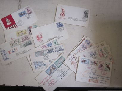 Deux cartons avec des premiers jours et des...