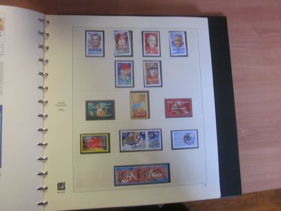 Un carton avec 4 albums SAFE avec étui (bon...