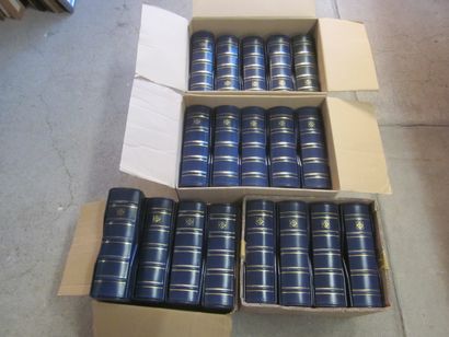 Quatre cartons avec 18 classeurs (contenance...