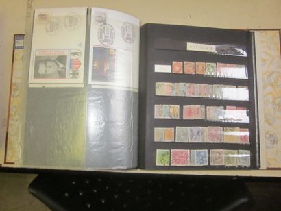 Deux cartons avec 12 classeurs (bon état...