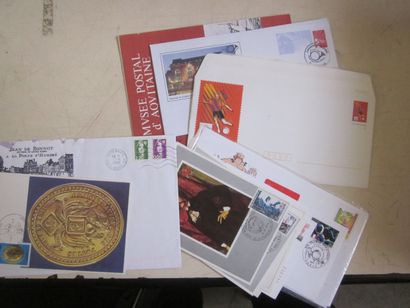 Deux cartons avec des premiers jours et des...