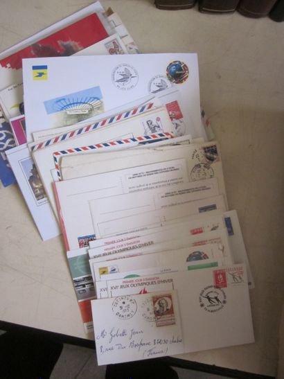Deux cartons avec des premiers jours et des...