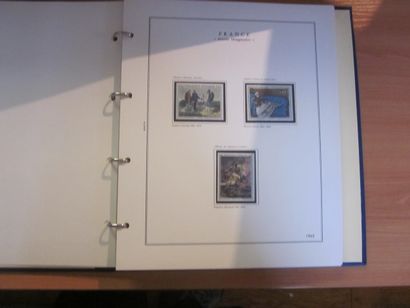 Un carton avec un ensemble de 5 collections...