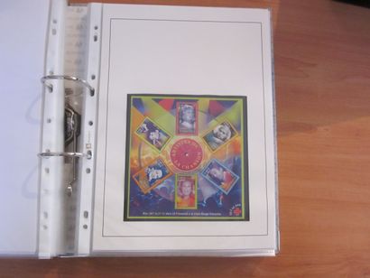 Un carton avec 5 classeurs et une pochette...