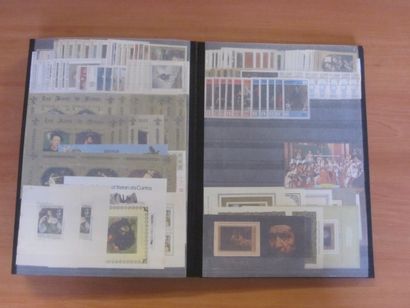Un carton avec 7 classeurs (remplissage inégal)...