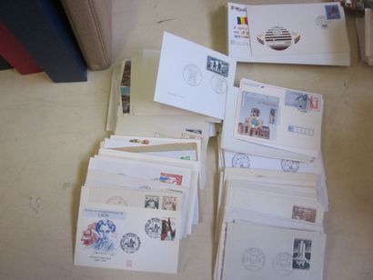 Deux cartons avec un fort lot d'enveloppes...