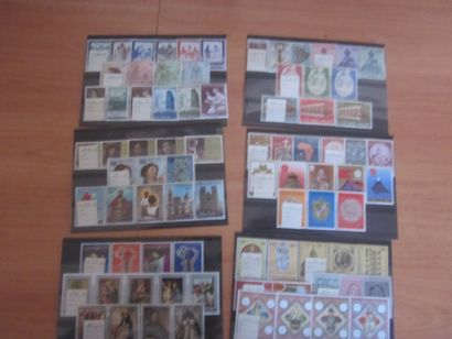Une boîte avec diverses pochettes et enveloppes...