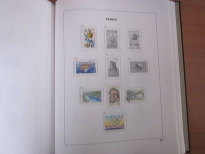Un carton avec 3 albums DAVO avec étuis (bon...