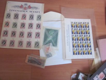 Une boîte avec diverses pochettes et enveloppes...