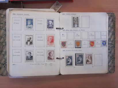 Un carton avec 11 classeurs ou albums avec...