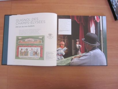 Deux livres des timbres de la poste française...