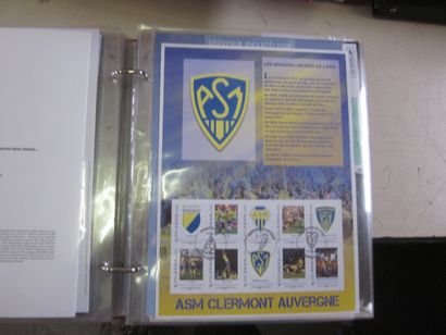 Un carton avec 10 classeurs et une boite...