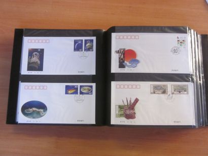 Quatre cartons avec 18 classeurs (contenance...