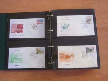 Quatre cartons avec 30 classeurs (contenance...