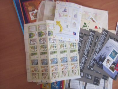 Une pochette avec des carnets et des blocs...