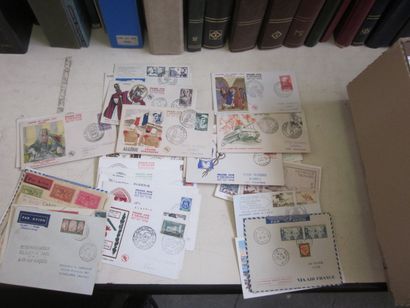 Deux cartons avec des premiers jours et des...
