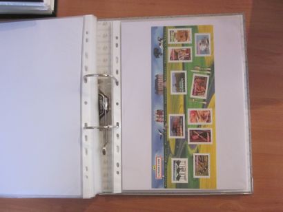 Un carton avec 5 classeurs et une pochette...