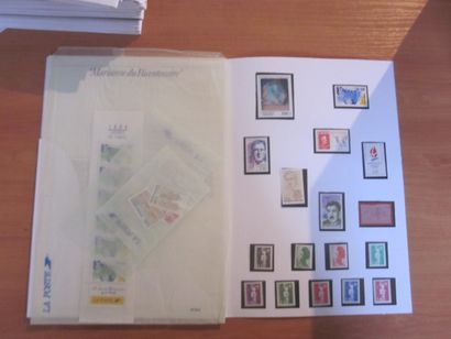 Un carton avec un ensemble de pochettes 