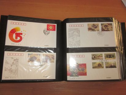 Quatre cartons avec 18 classeurs (contenance...