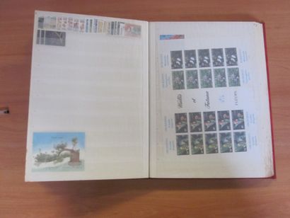 Un carton avec 7 classeurs (remplissage inégal)...